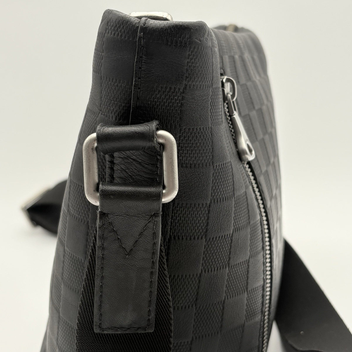 Damier Infini Discovery Messenger Bag MM Onyx Black — photo 5