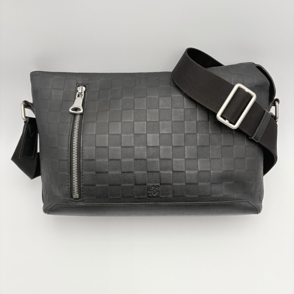 Damier Infini Discovery Messenger Bag MM Onyx Black — photo 2