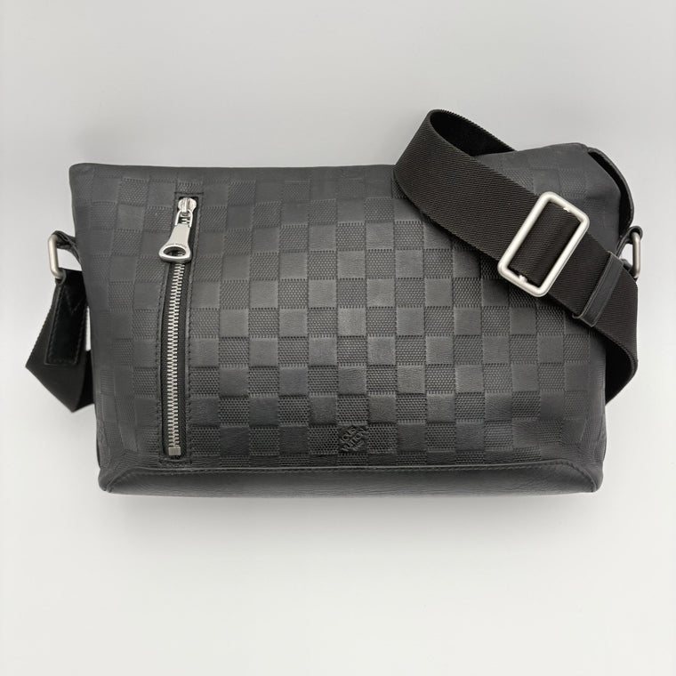 Damier Infini Discovery Messenger Bag MM Onyx Black — photo 2