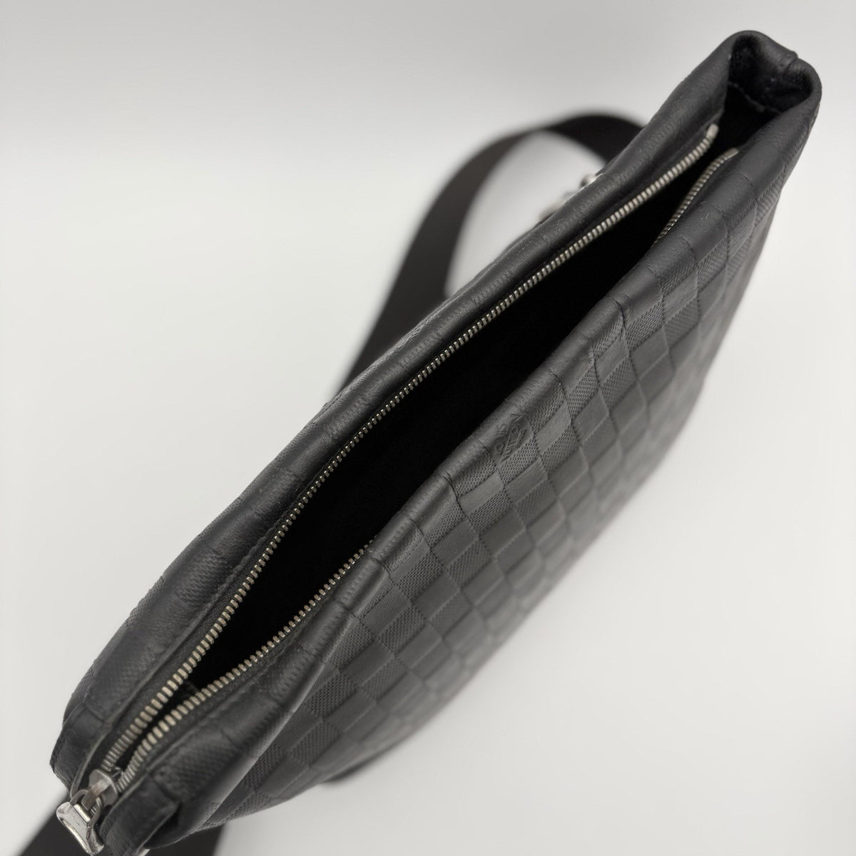 Damier Infini Discovery Messenger Bag MM Onyx Black — photo 13