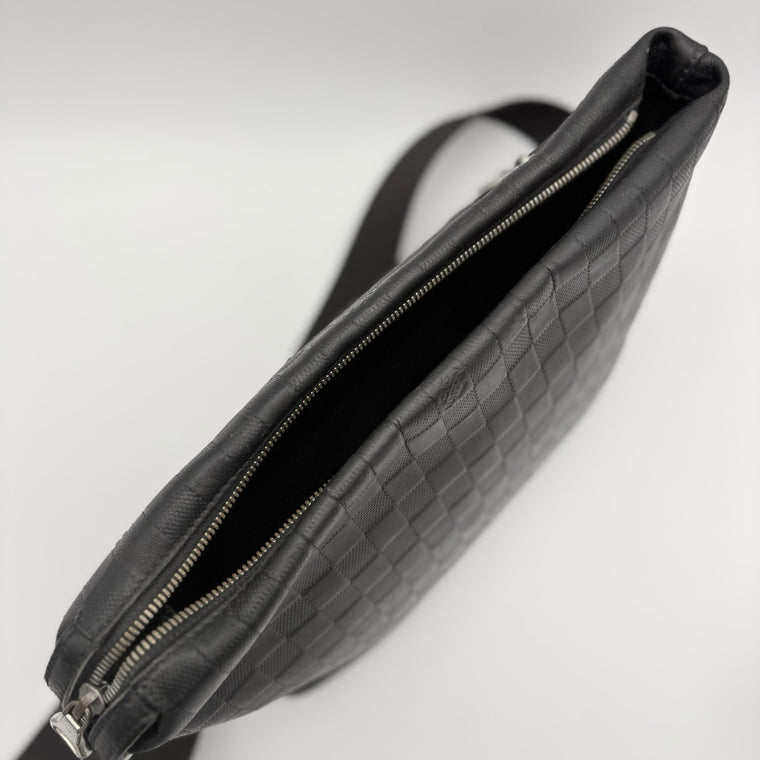 Damier Infini Discovery Messenger Bag MM Onyx Black — photo 13