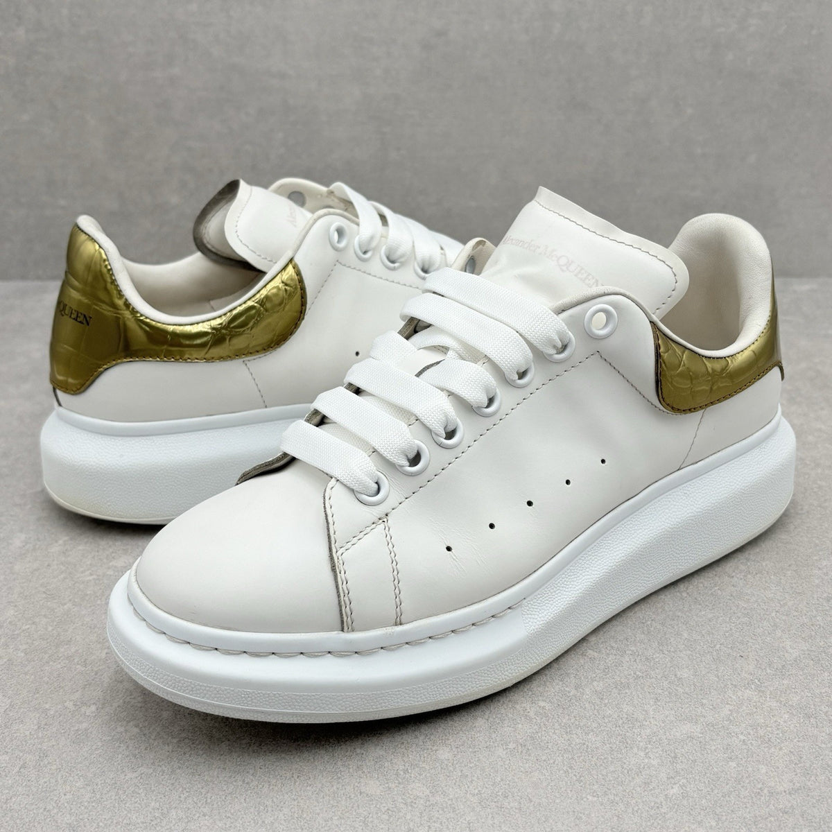 Oversized Sneaker Gold Crocodile
