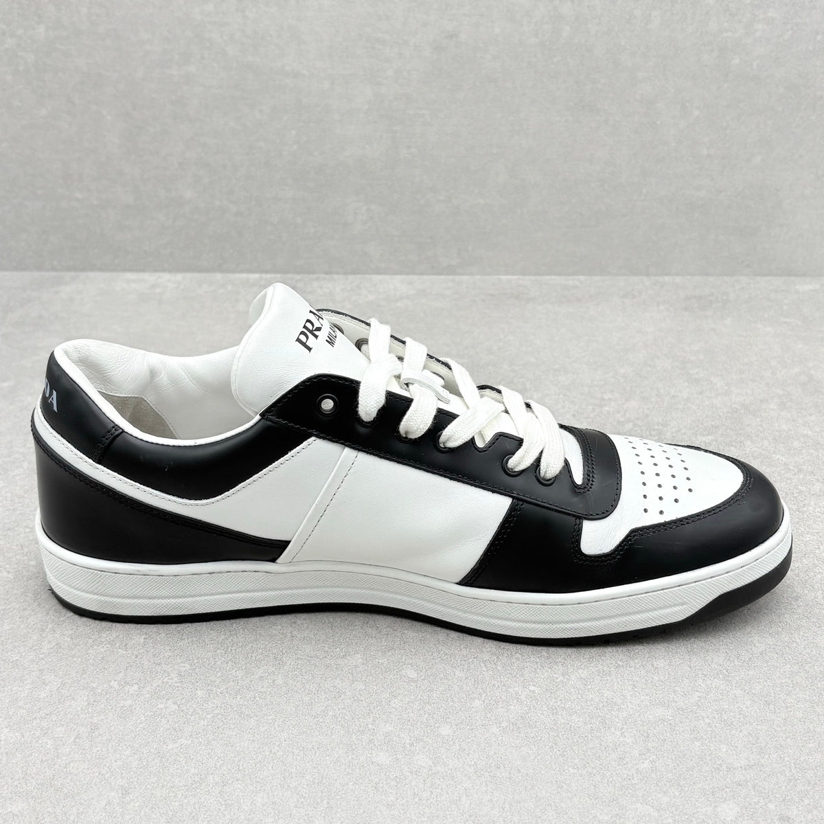 Downtown Low Leather Sneaker Black White — photo 9