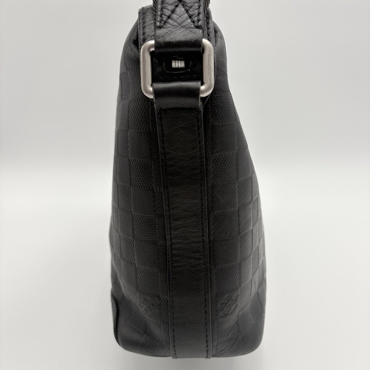 Damier Infini Discovery Messenger Bag MM Onyx Black — photo 8
