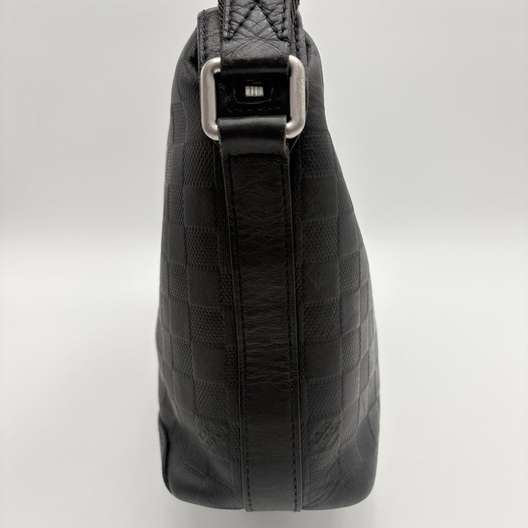 Damier Infini Discovery Messenger Bag MM Onyx Black — photo 8