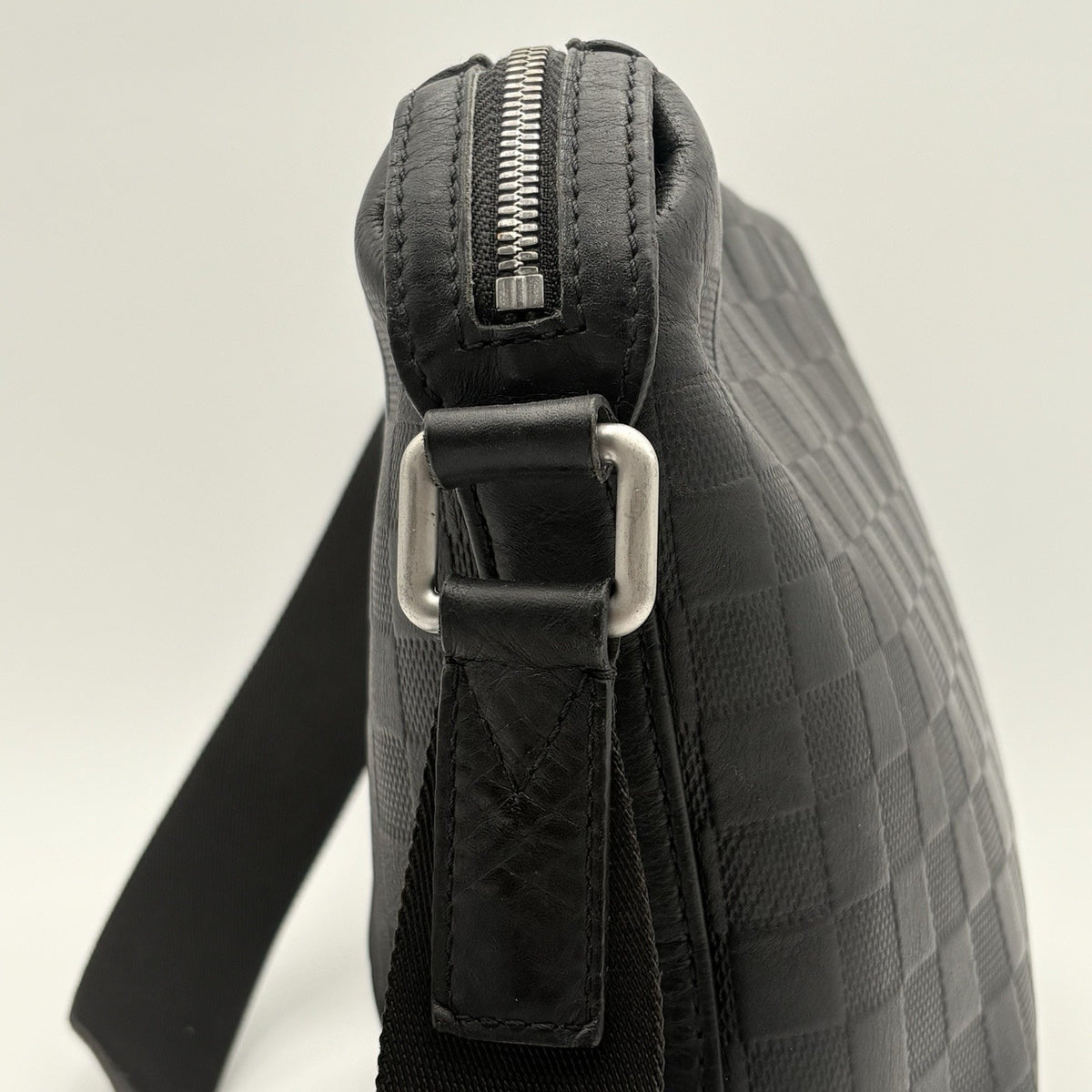 Damier Infini Discovery Messenger Bag MM Onyx Black — photo 7