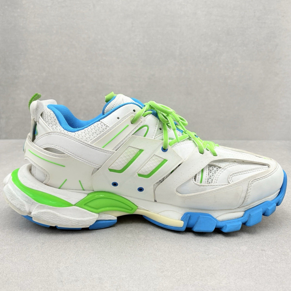 Track White Blue Green — photo 9