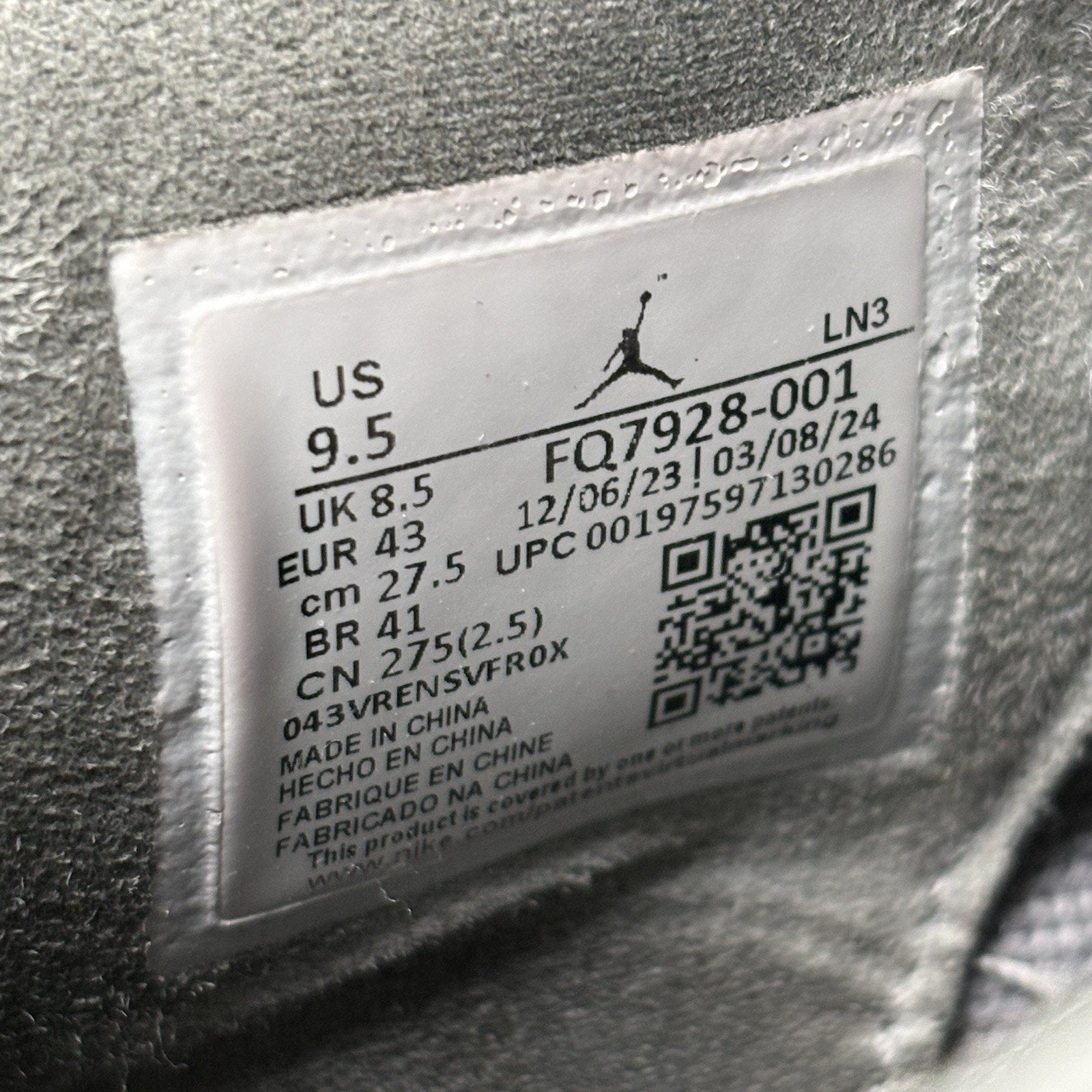 Air Jordan 4 Retro SE ' Wet Cement ' | Size 9.5 US