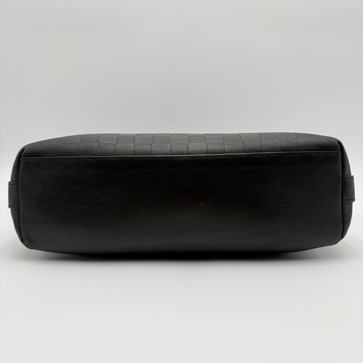 Damier Infini Discovery Messenger Bag MM Onyx Black — photo 11