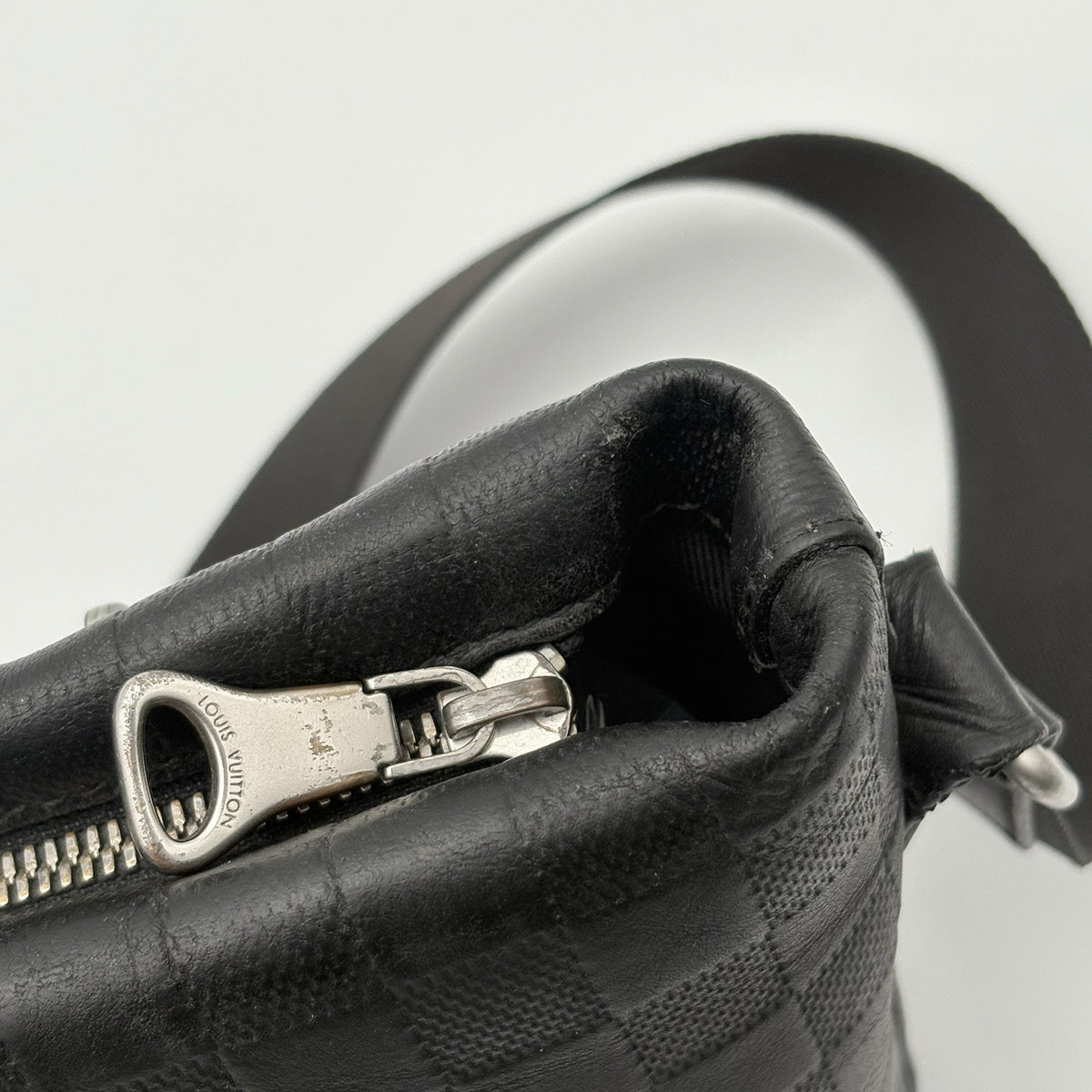 Damier Infini Discovery Messenger Bag MM Onyx Black — photo 10