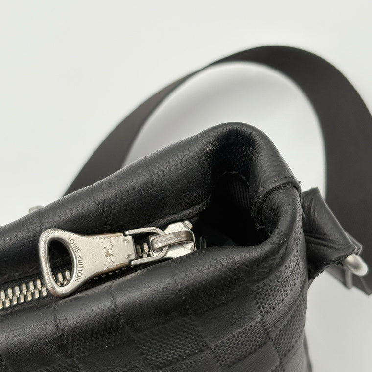 Damier Infini Discovery Messenger Bag MM Onyx Black — photo 10