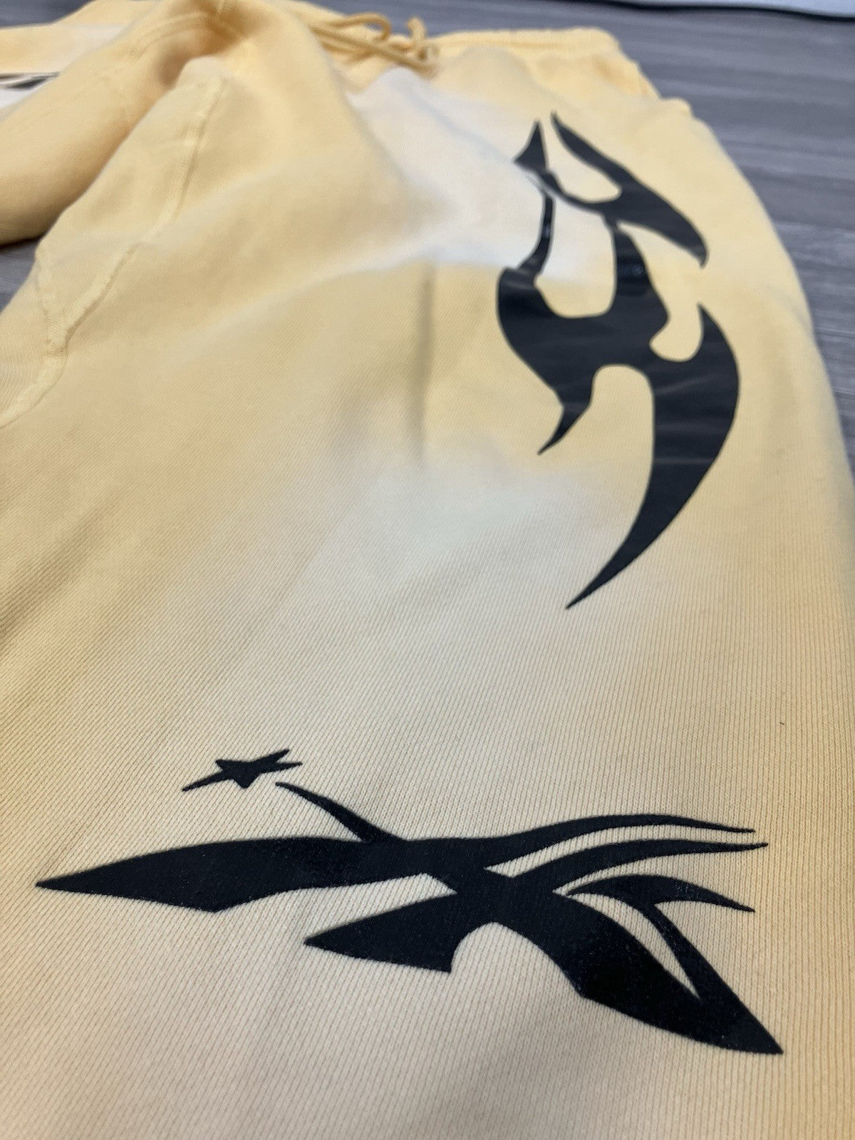 Size Large - Hellstar Sweatpants Mens Yellow Fleece Lined Sportswear | GOOD COND